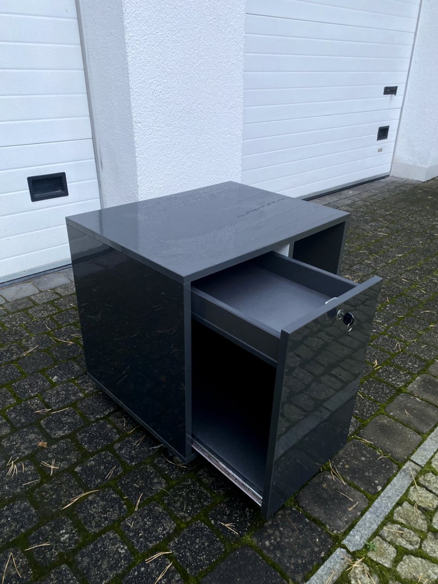 Тумбочка / шкафчик на колёсиках