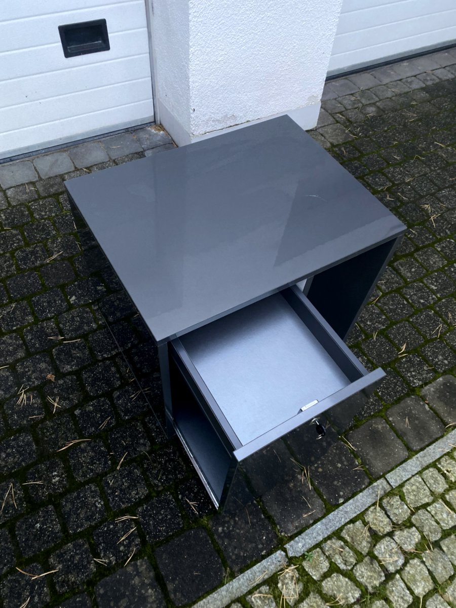 Тумбочка / шкафчик на колёсиках