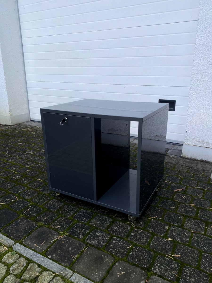 Тумбочка / шкафчик на колёсиках