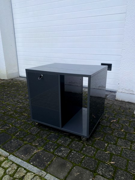 Тумбочка / шкафчик на колёсиках