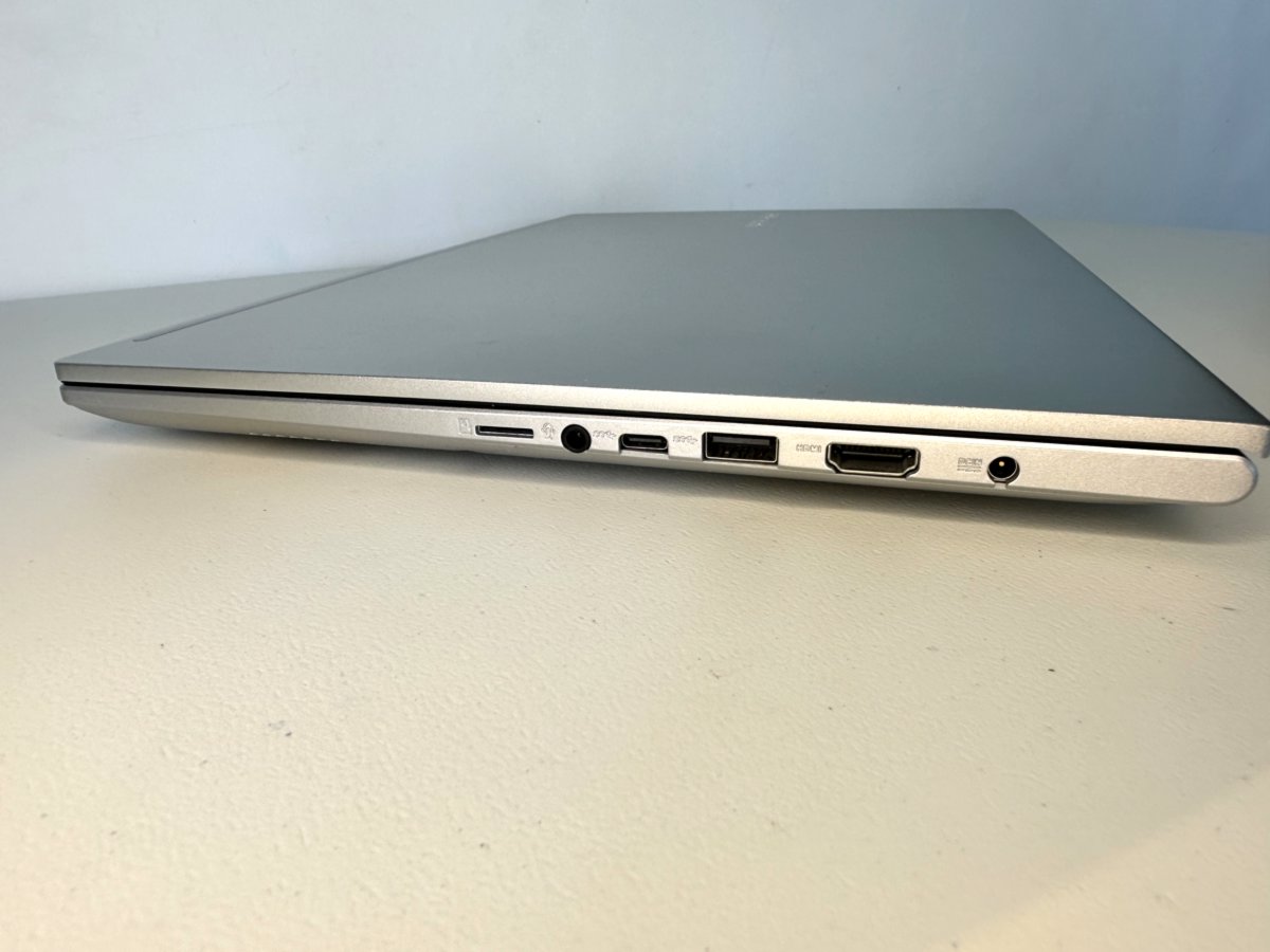 Asus Vivobook K513EA. 2.5 Tb, Oled 15.6", Intel i5, Harman/kardon.\