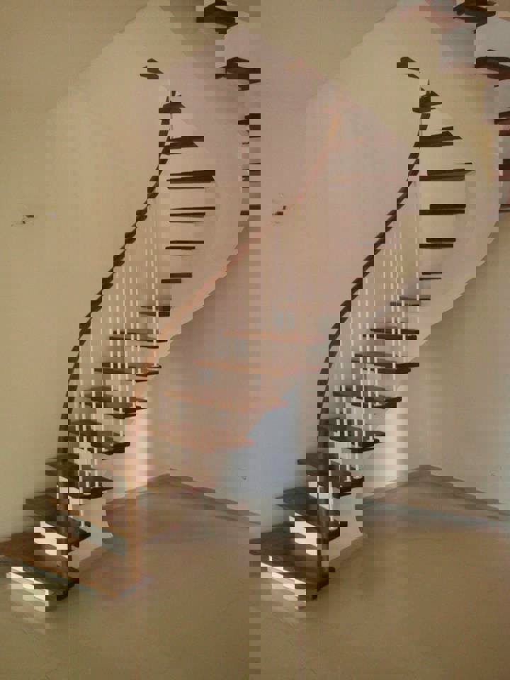 Kāpnes, pakāpieni, margas, terases un balkoni