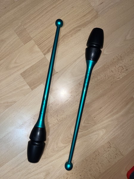 Булавы для художественной гимнастики.